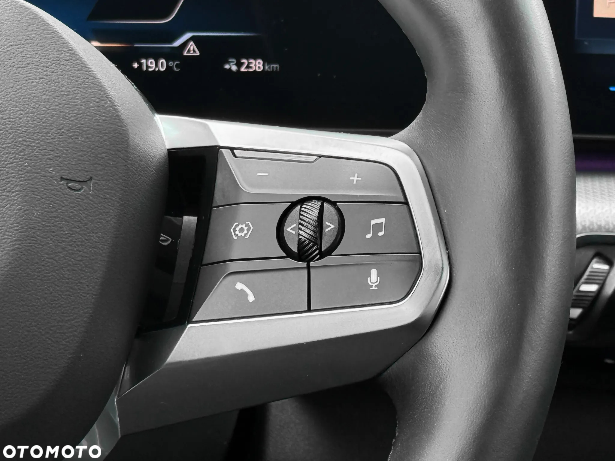 BMW iX1 eDrive20 66.5kWh M Sport - 19