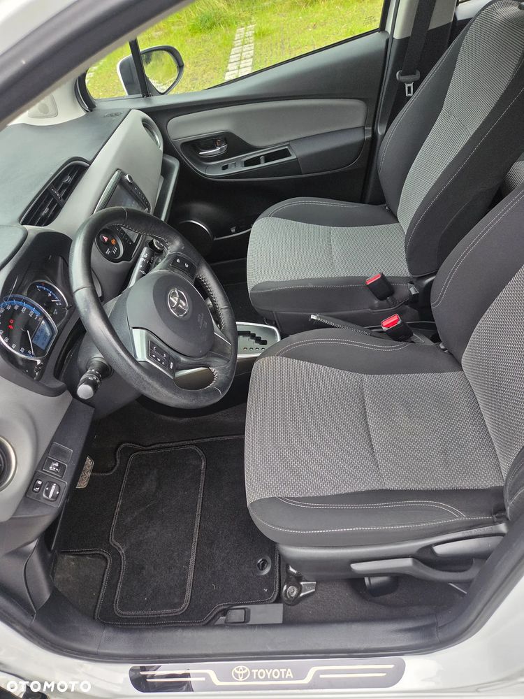 Toyota Yaris Hybrid 100 Sol - 13