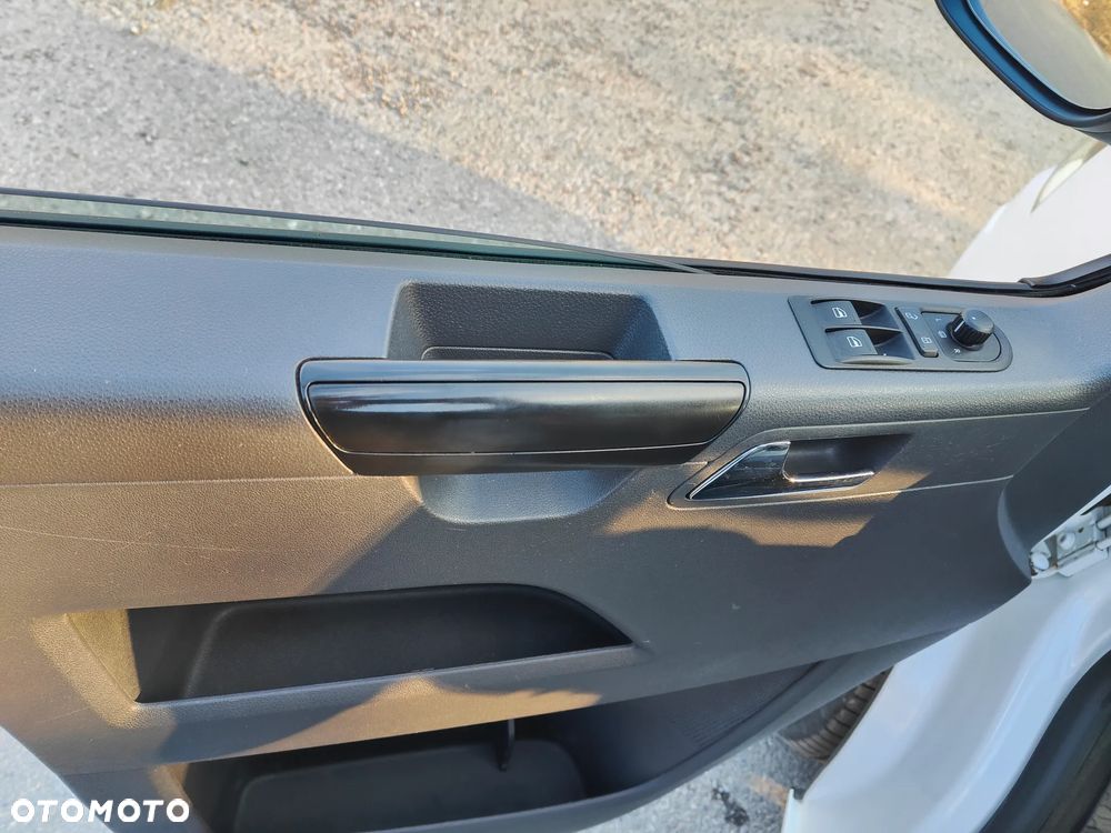 Volkswagen Caravelle - 10