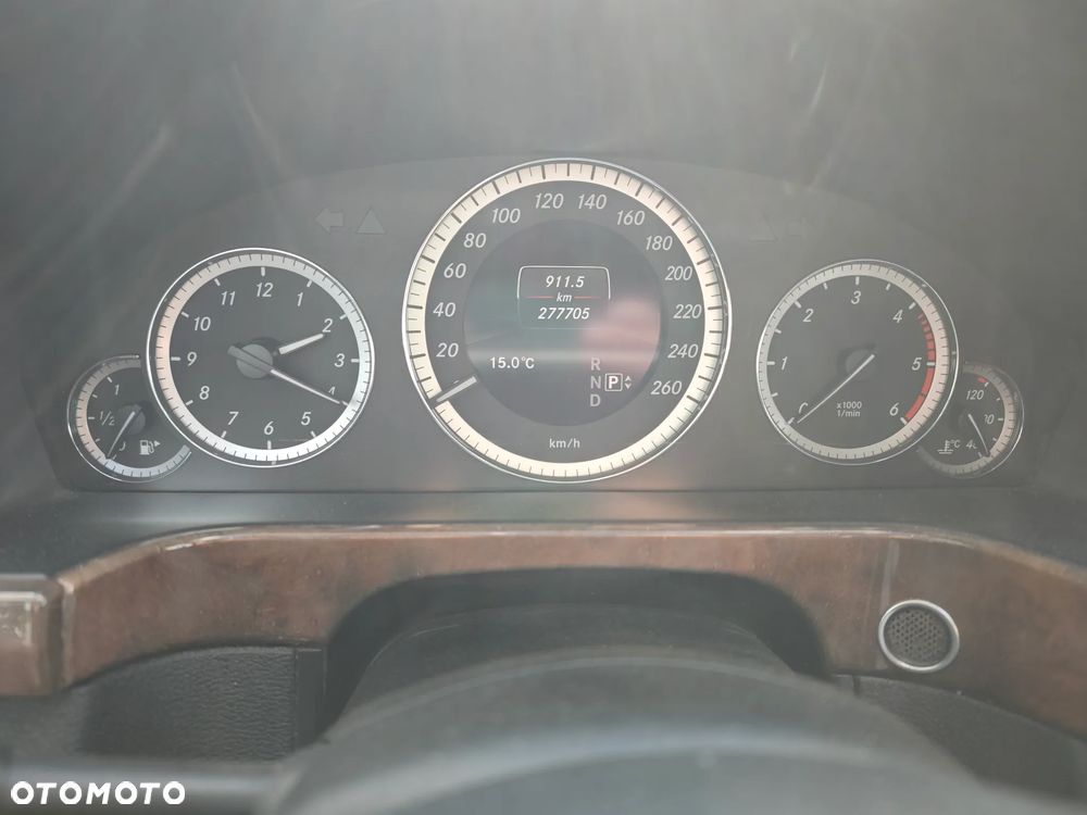 Mercedes-Benz Klasa E 220 CDI DPF BlueEFFICIENCY 7G-TRONIC Elegance - 9