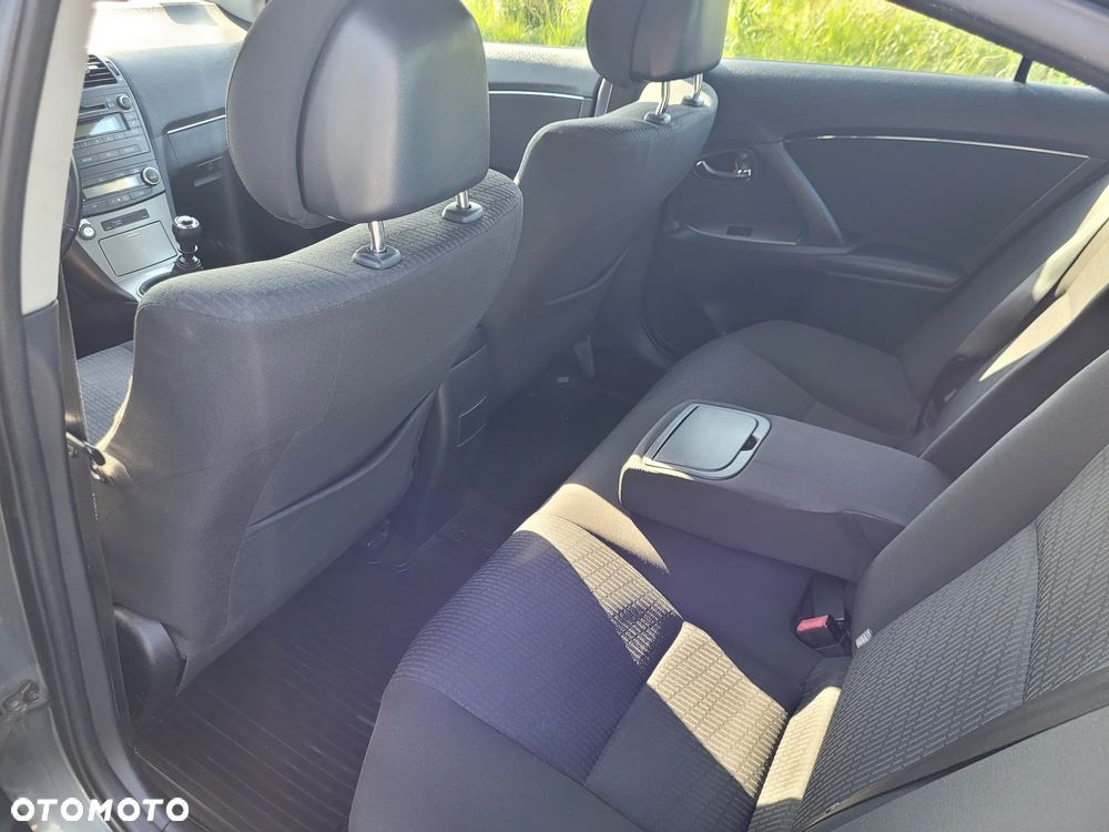 Toyota Avensis - 18