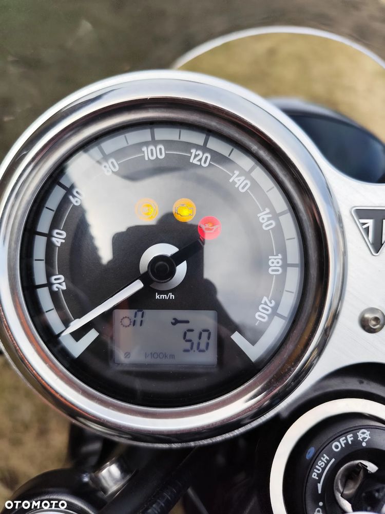 Triumph Bonneville - 4