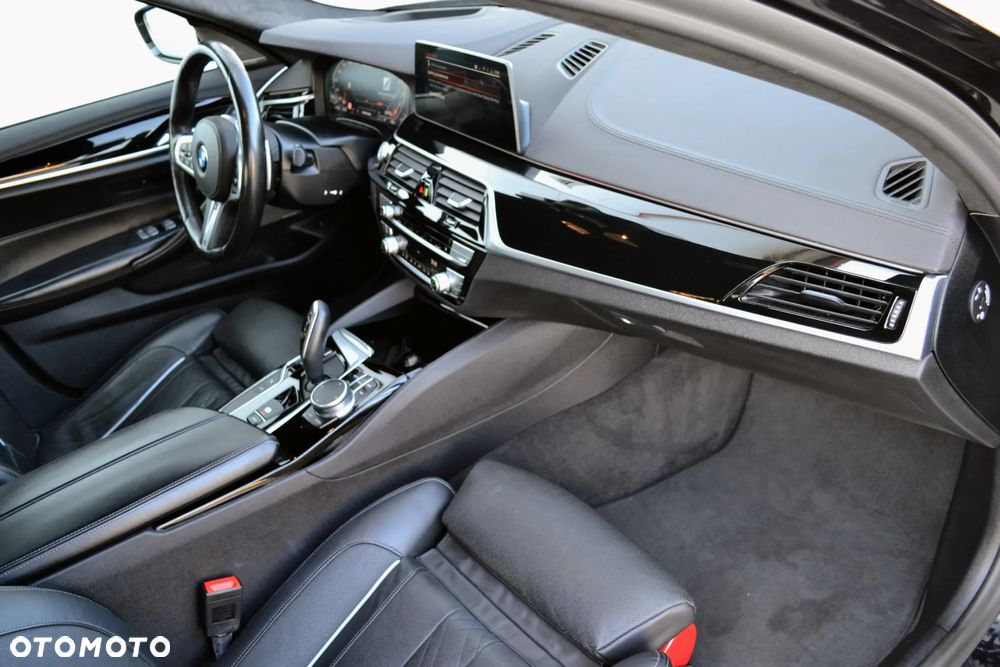 BMW Seria 5 M550i xDrive sport - 27
