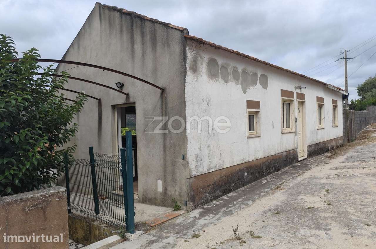 Moradias no centro da Vila de Minde
