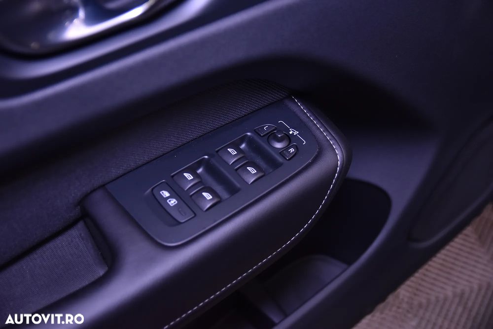 Volvo XC 60 B4 MHEV AT8 FWD Momentum - 14