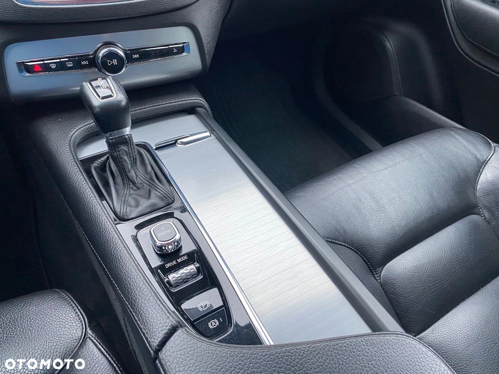 Volvo XC 90 D5 AWD Geartronic Momentum - 26