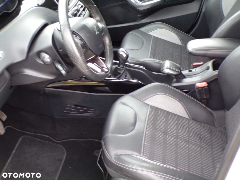 Peugeot 2008 PureTech 82 Style - 16