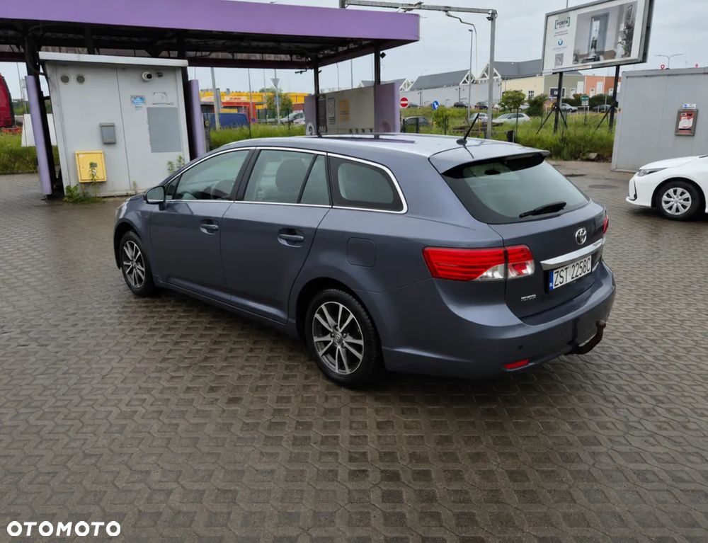 Toyota Avensis 1.6 Comfort - 4