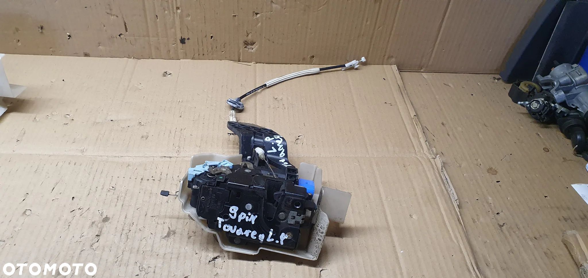 Zamek drzwi lewy przód 9 PIN VW Touareg 3D1837015 - 1