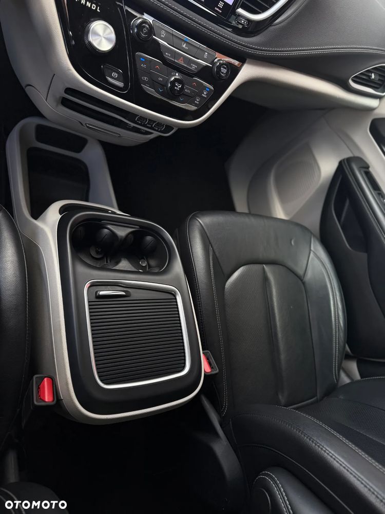 Chrysler Pacifica - 17