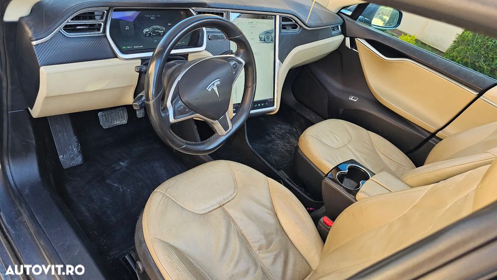 Tesla Model S - 8