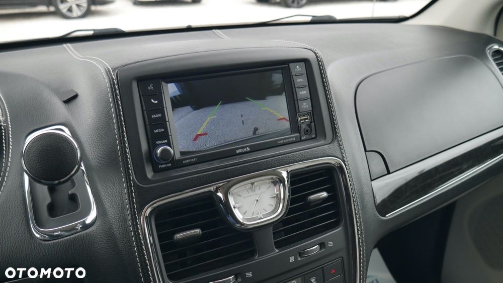 Chrysler Town & Country - 9