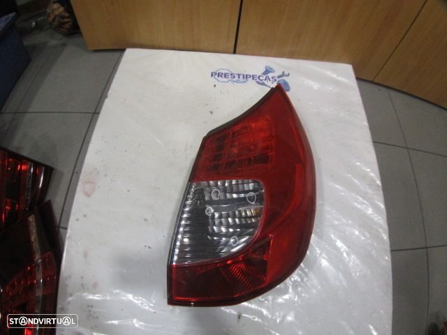 Farol Tras  8200474328A RENAULT SCENIC 2 PHASE 2 2007 1.5DCI 85CV 5P CINZA DRT Original Hella Danificado - 1