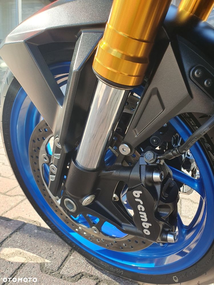 Suzuki GSX - 18