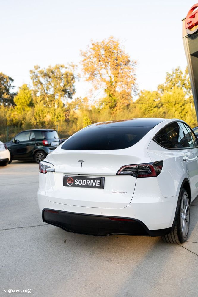 Tesla Model Y Long Range Dual Motor AWD - 18