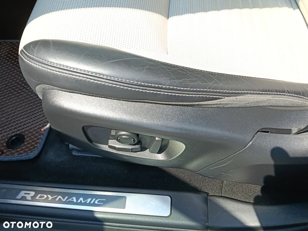 Land Rover Discovery Sport P300e R-Dynamic - 22