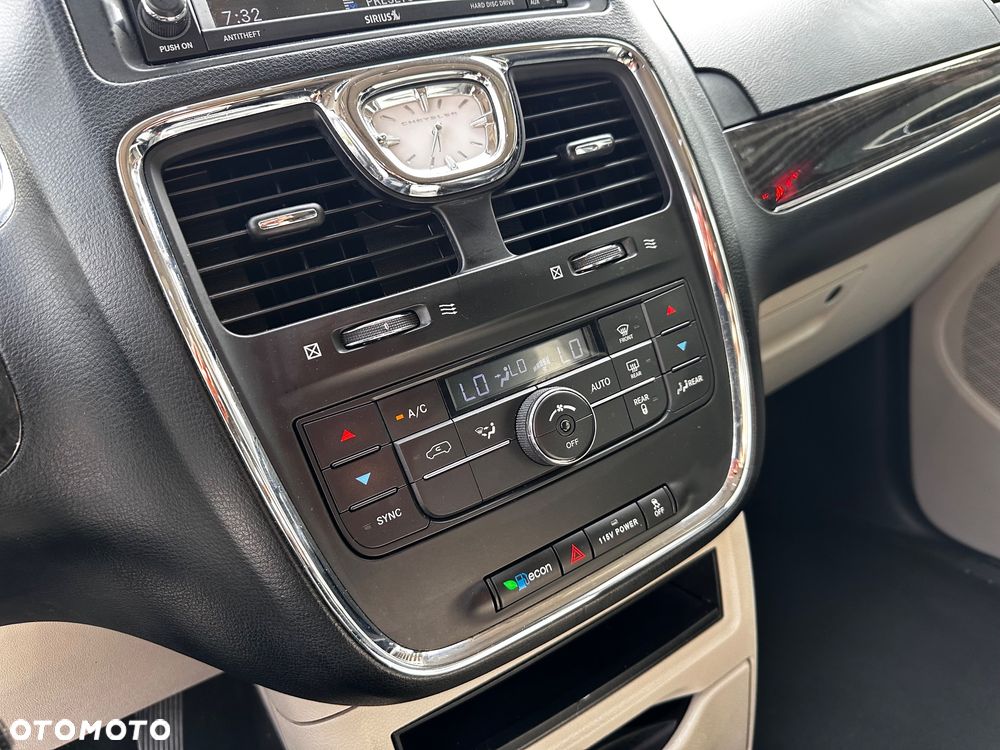 Chrysler Town & Country 3.6 Limited - 21
