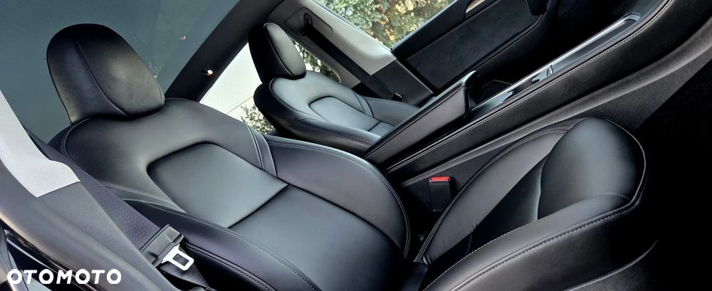Tesla Model Y Long Range Dual Motor AWD - 13