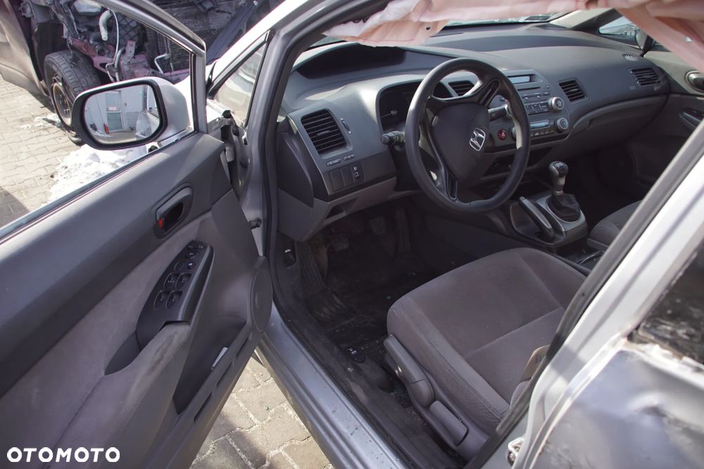 Auto na części - Honda Civic VIII 1.8 i-VTEC 140 KM R18A2 NH700M 2006R Silnik Skrzynia Drzwi Maska Błotnik Klapa Zderzak Lampa Lusterko Klamka Szyba Deska Kokpit Sterownik Moduł Czujnik Licznik Wyświetlacz Panel Kierownica - 8