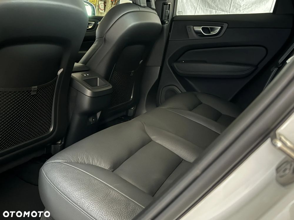 Volvo XC 60 B4 D Plus Dark - 16