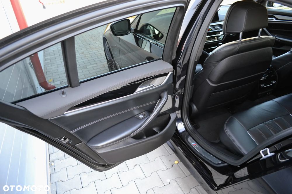 BMW Seria 5 M550i xDrive sport - 22