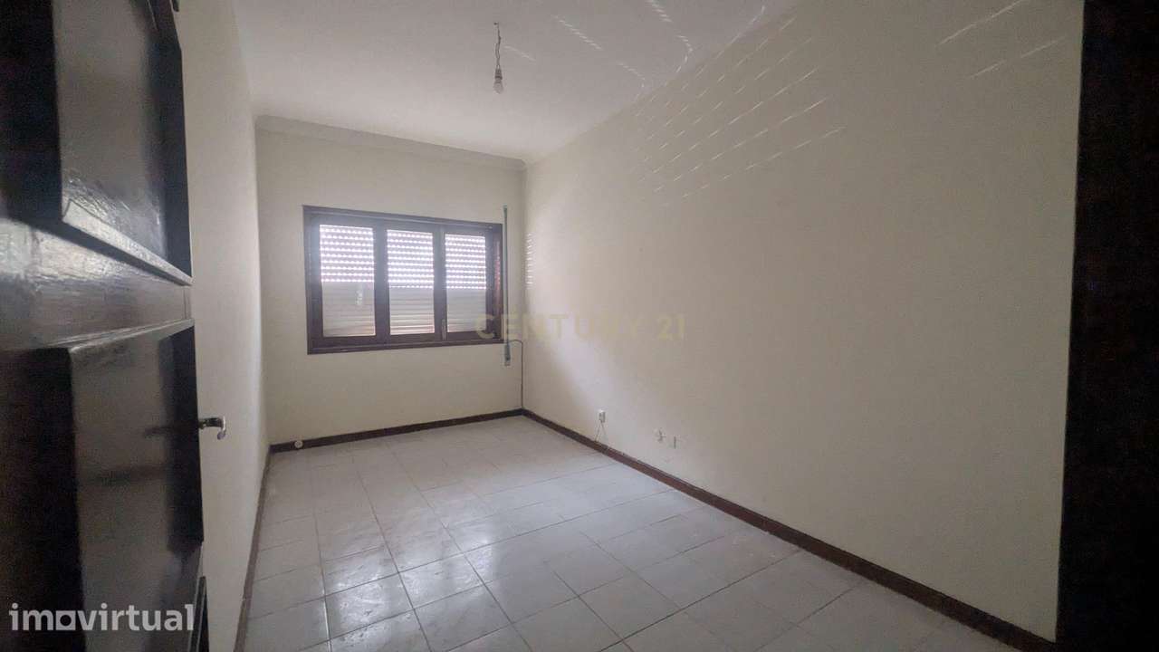 Apartamento T2+1 com Logradouro de 57 m² para Remodelação – Cedofeita - Grande imagem: 2/29