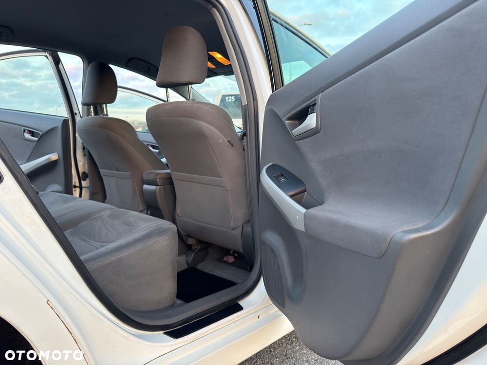 Toyota Prius (Hybrid) Executive - 13