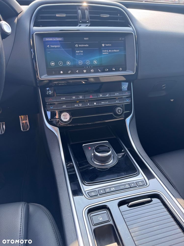 Jaguar XE 25t Prestige - 18