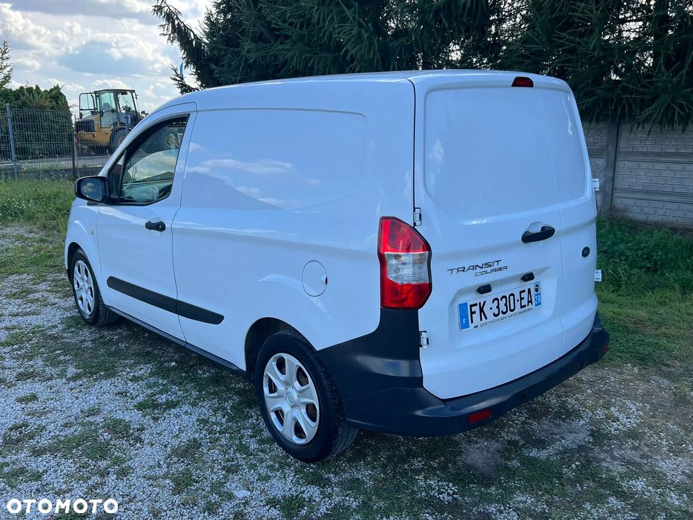 Ford Transit Courier - 26
