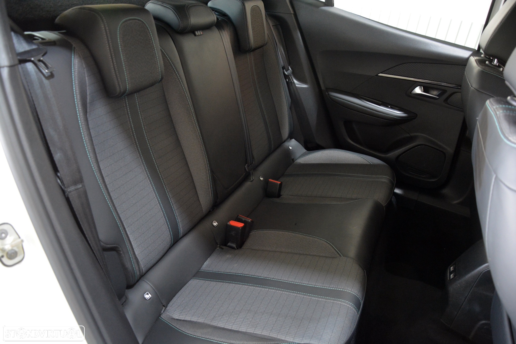 Peugeot e-2008 50 kWh Allure Pack - 14