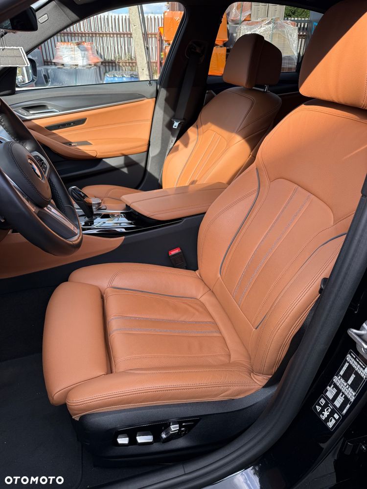 BMW Seria 5 530d xDrive Touring M Sport Edition - 11