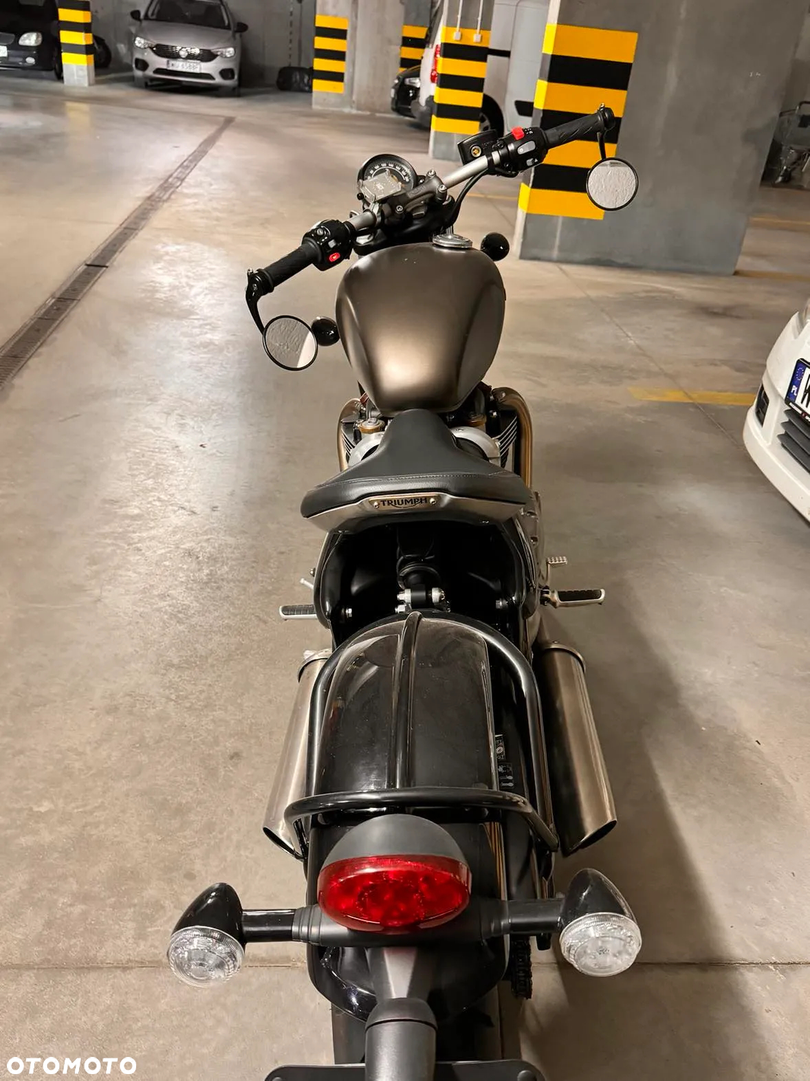 Triumph Bonneville Bobber - 6