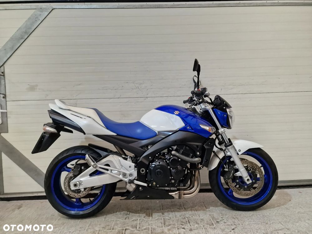 Suzuki GSR - 8