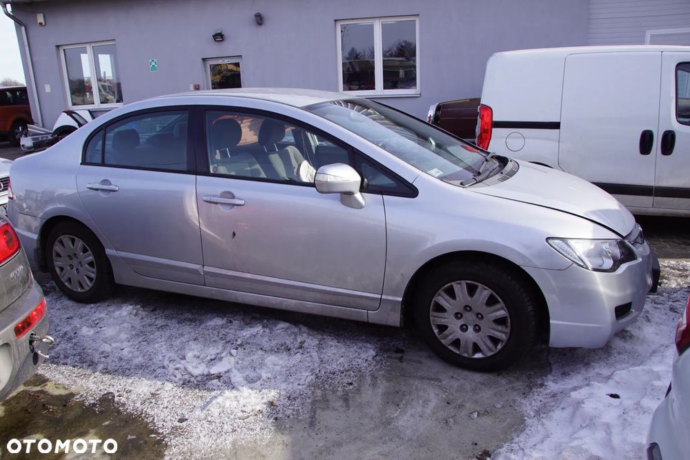 Auto na części - Honda Civic VIII 1.8 i-VTEC 140 KM R18A2 NH700M 2006R Silnik Skrzynia Drzwi Maska Błotnik Klapa Zderzak Lampa Lusterko Klamka Szyba Deska Kokpit Sterownik Moduł Czujnik Licznik Wyświetlacz Panel Kierownica - 6