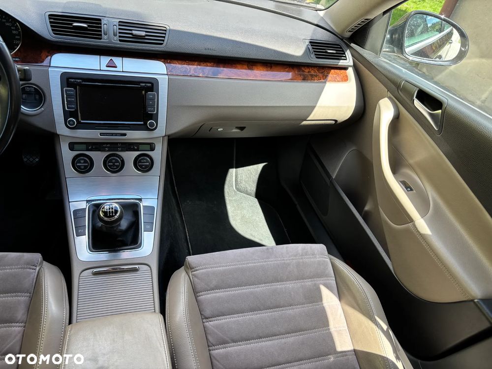 Volkswagen Passat 2.0 TDI DPF Highline - 25