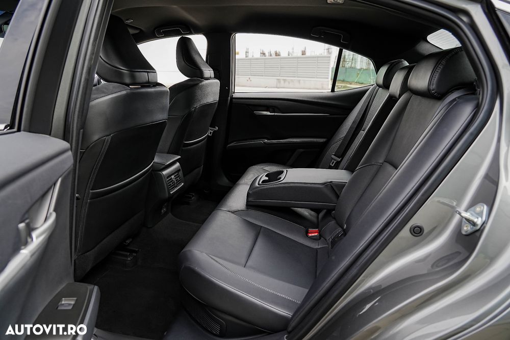 Toyota Camry 2.5 Hybrid Exclusive - 22