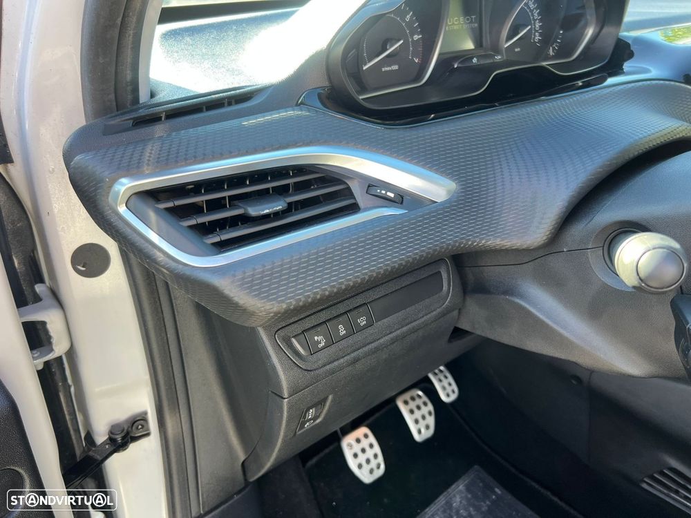 Peugeot 208 1.2 PureTech GT Line - 24