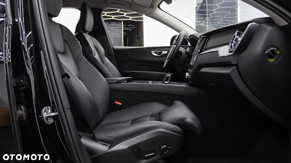 Volvo XC 60 B4 D AWD Plus Dark - 20