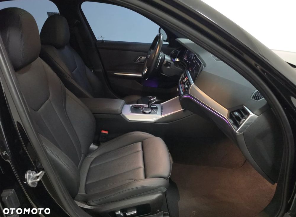 BMW Seria 3 330i M Sport - 9
