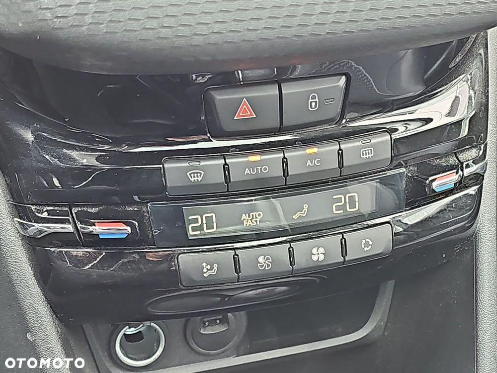 Peugeot 2008 1.2 Pure Tech GPF Allure S&S EAT6 - 25