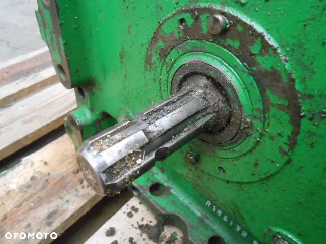 Obudowa tylnego WOM PTO R186138 John Deere 6920 - 3