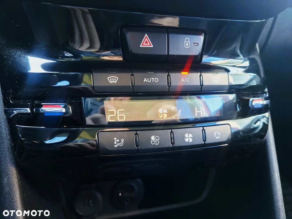 Peugeot 2008 1.2 Pure Tech Style S&S - 22