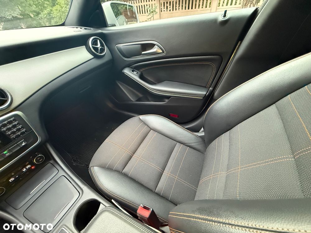 Mercedes-Benz CLA 200 7G-DCT Orange Art Edition - 20