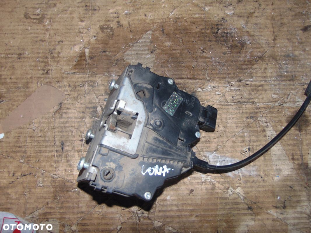 ZAMEK DRZWI LEWY TYŁ CORSA D 13258265 - 1