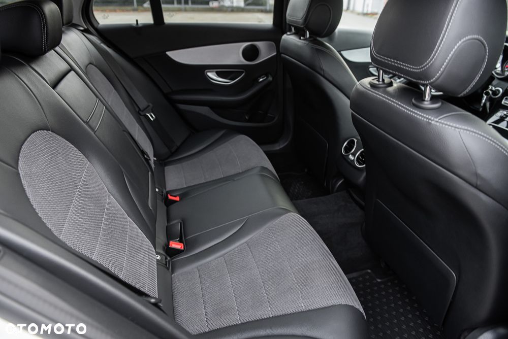 Mercedes-Benz Klasa C 180 9G-TRONIC AMG Line - 33