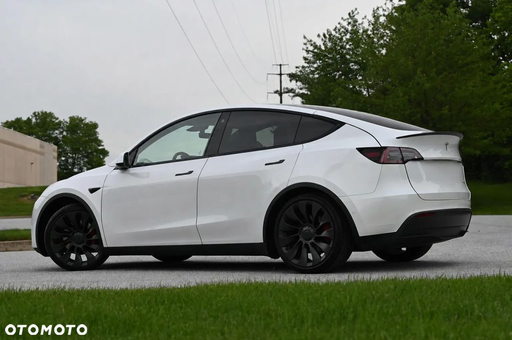Tesla Model Y Long Range AWD - 9