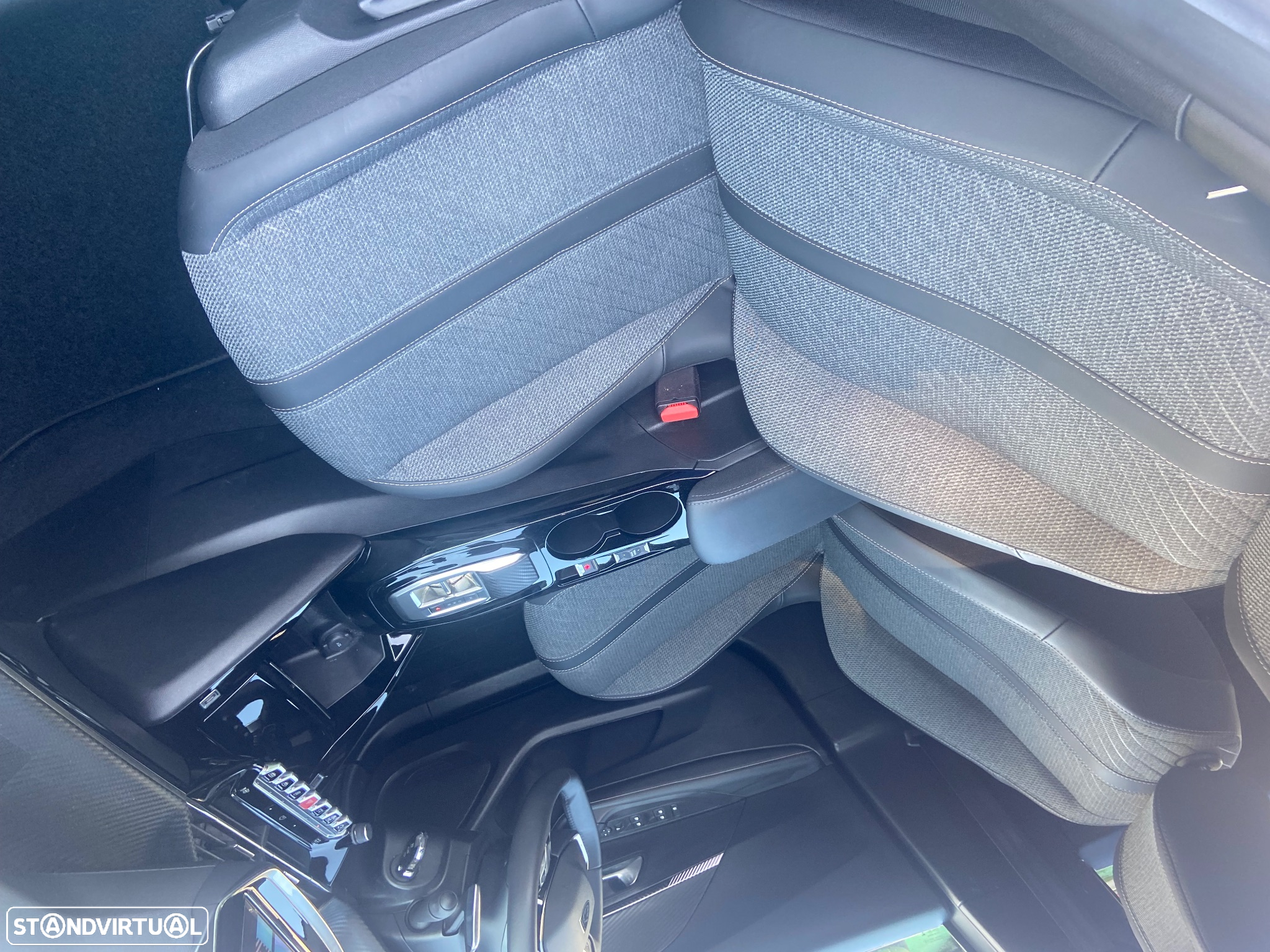 Peugeot 2008 1.2 PureTech Allure EAT8 - 24
