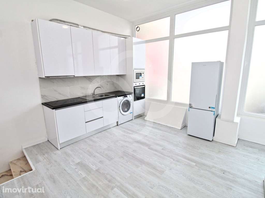 Espaço Comercial Transformado em Apartamento no Laranjeiro em Almada - Grande imagem: 2/24