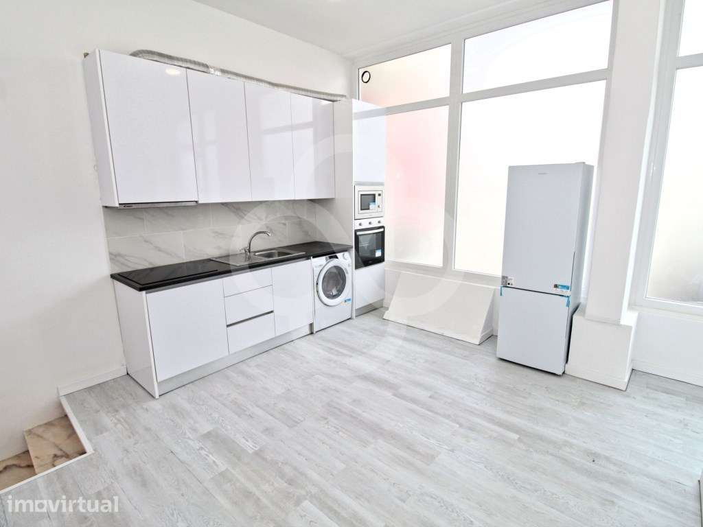 Espaço Comercial Transformado em Apartamento no Laranjeiro em Almada - Grande imagem: 2/24