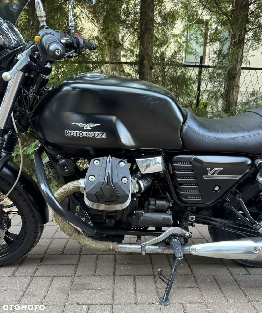 Moto Guzzi V7 - 12